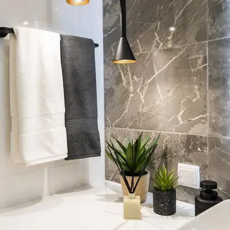 1 Bedroom Flat Completely Renovated. Apartment