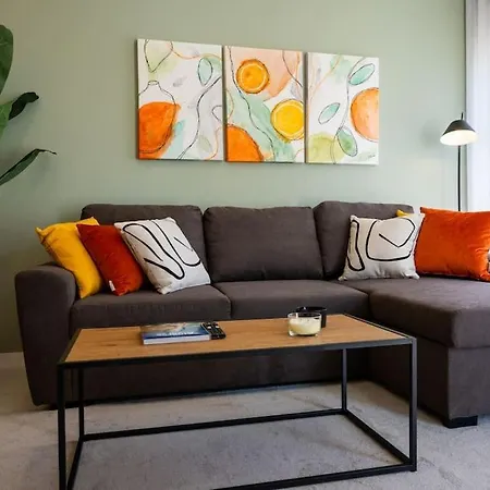 Apartment 1 Bedroom Flat Completely Renovated. *